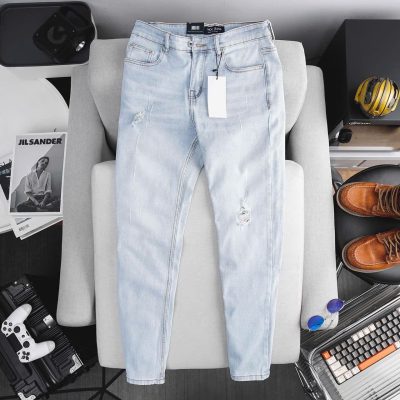 Quần jean nam dài co giãn cao cấp màu bạc rách có mèo là lựa chọn hoàn hảo cho những chàng trai yêu thích phong cách trẻ trung, năng động.