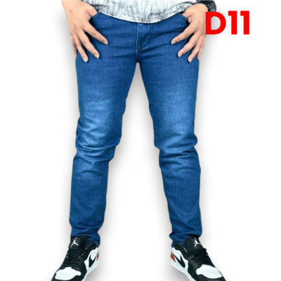 Quần jean nam dài co giãn xanh đậm trơn là lựa chọn hoàn hảo cho những chàng trai yêu thích phong cách trẻ trung, năng động.