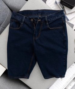 Quần sọt jean nam trung niên KT xanh đen là lựa chọn hoàn hảo cho những chàng trai yêu thích phong cách trẻ trung, năng động.